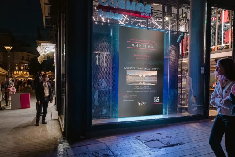 Mockup dans la rue de l'affiche de l'évènement à Bordeaux