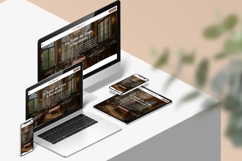Mockup avec différents écrans du site La Table de Trois.