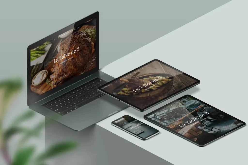 Mockup avec différents écrans du site La Table de Trois version 1.